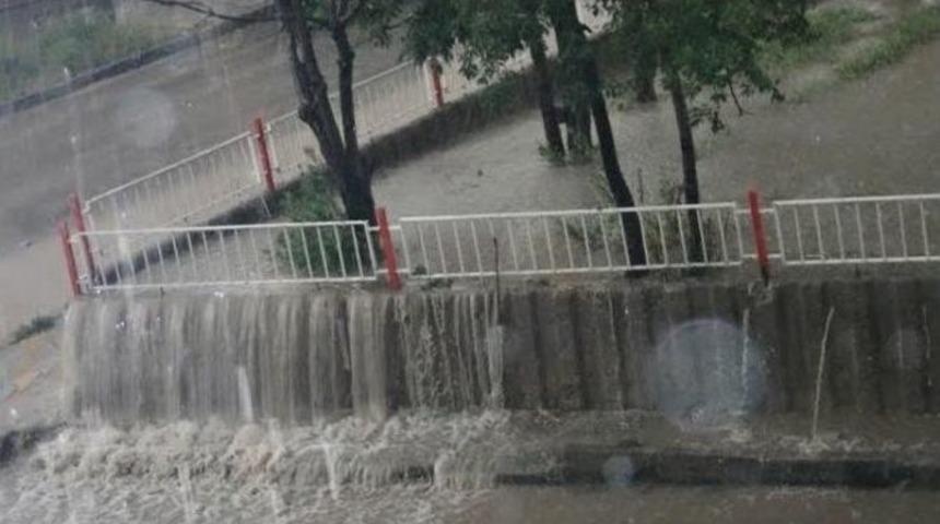 Ankara&rsquo;nın Polatlı İl&ccedil;esinde Sağanak Yağış, Sele D&ouml;n&uuml;şt&uuml;