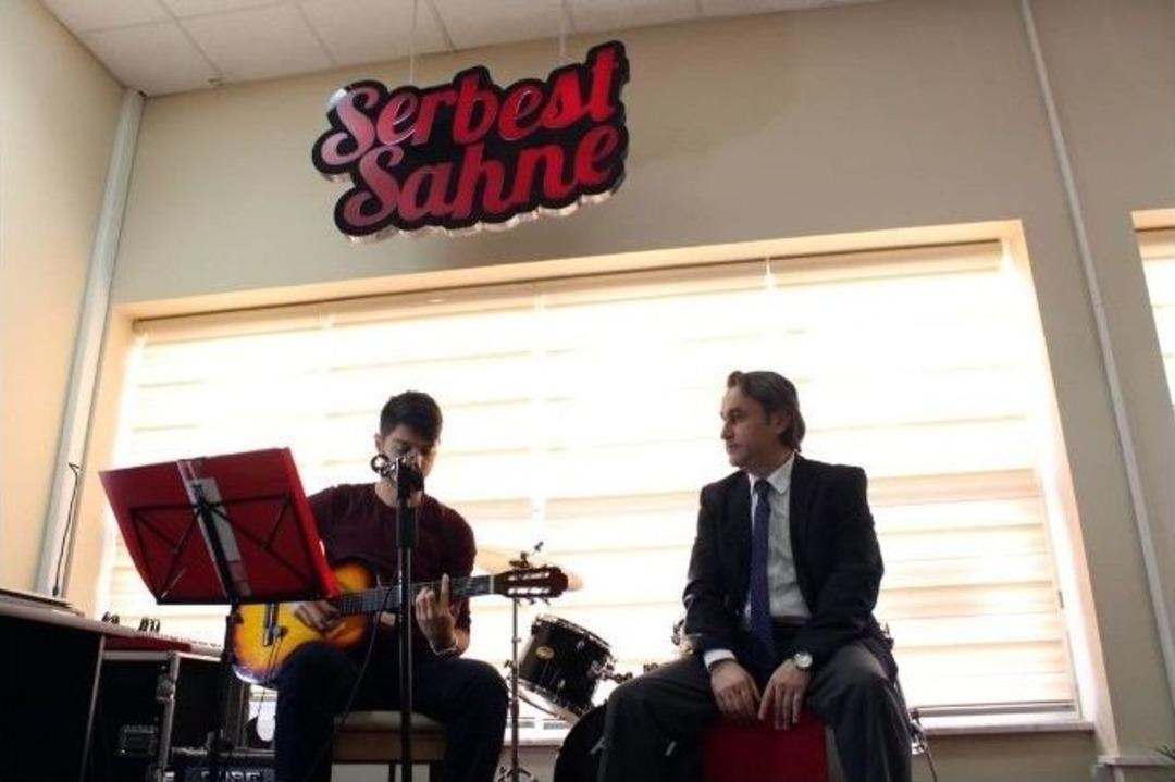 (&ouml;zel Haber) Dekan-&ouml;ğrenci Birlikte &Ccedil;alıyor, Pe&ccedil;eteyle İstek Geliyor