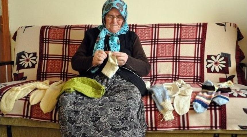 (&ouml;zel Haber) Sarıkamış&rsquo;ta Esir D&uuml;şen Askerin Kızı, Y&uuml;n &Ccedil;orap &Ouml;r&uuml;p Bağış Yapıyor