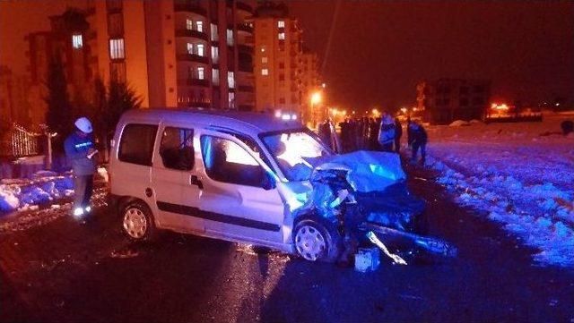 Adıyaman’da Otomobille Hafif Ticari Araç Çarpıştı: 2 Yaralı