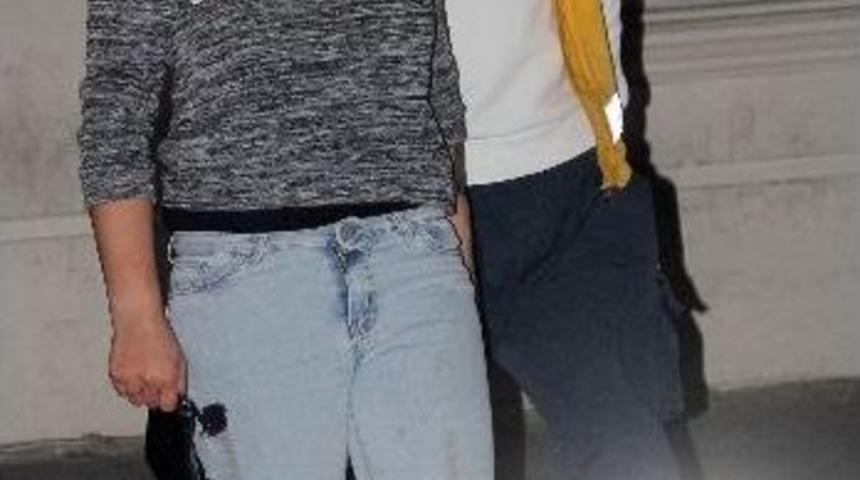 Para Y&uuml;z&uuml;nden Kızını Bı&ccedil;akladı