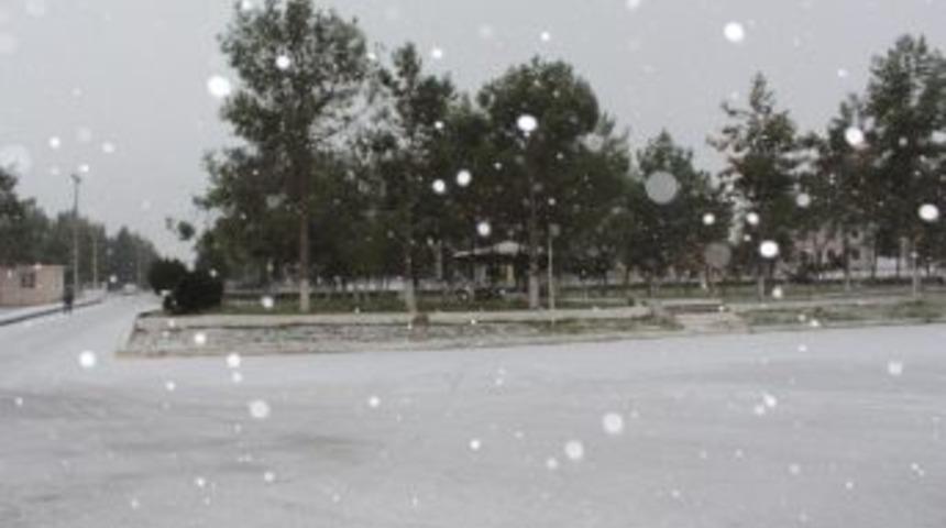 Samsat&rsquo;ta Kar Yağdı &Ccedil;ift&ccedil;inin Y&uuml;z&uuml; G&uuml;ld&uuml;