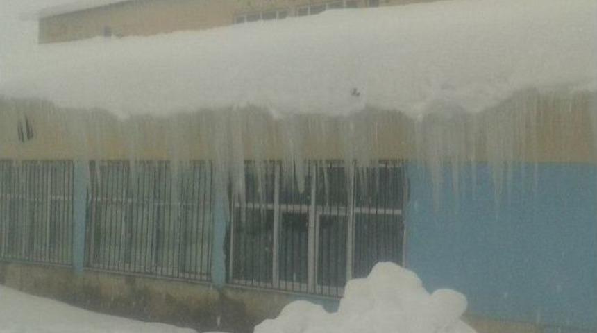 Sa&ccedil;aklarındaki Buzlar Bir Metreyi Aştı