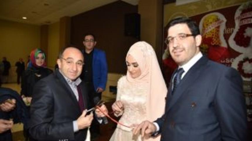Başkan &Uuml;z&uuml;lmez Yeğeninin Nişan Y&uuml;z&uuml;klerini Taktı
