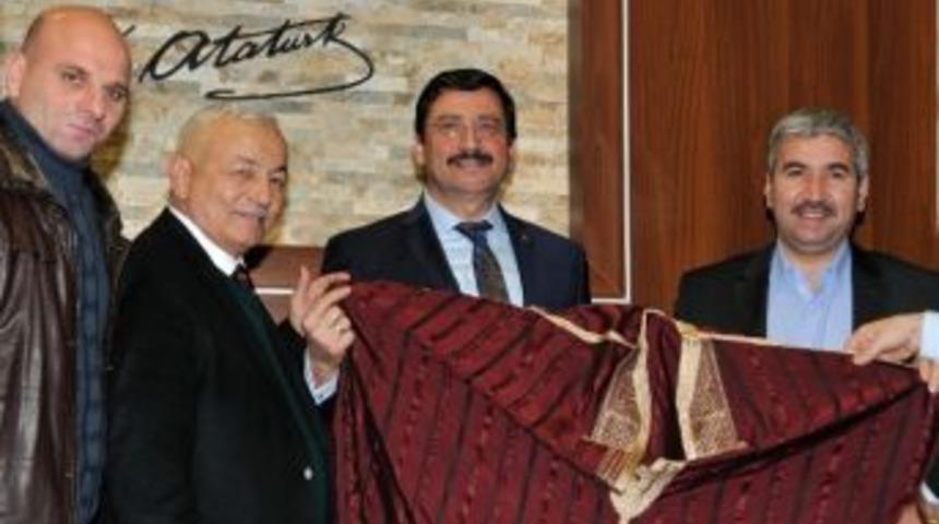 Başkan Ak&rsquo;a Tunus Milli Giysisi Hediye Edildi