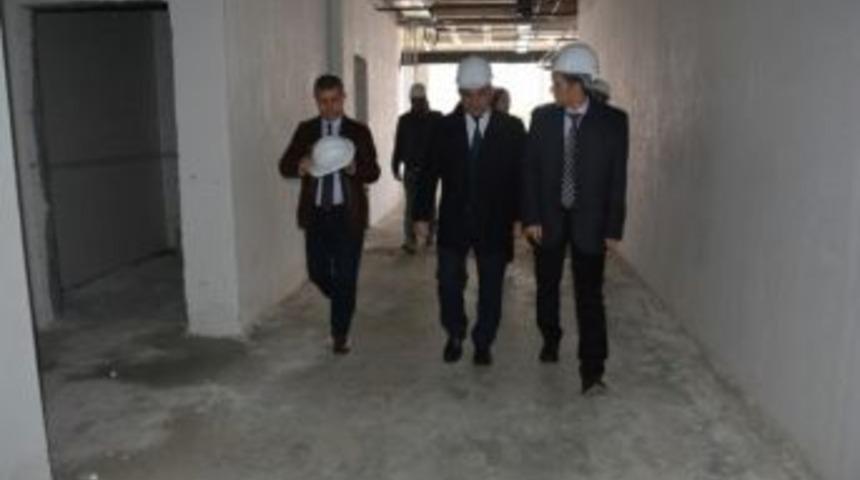 Rekt&ouml;r Acer Tıp Fak&uuml;ltesi Hastane İnşaatında İncelemelerde Bulundu