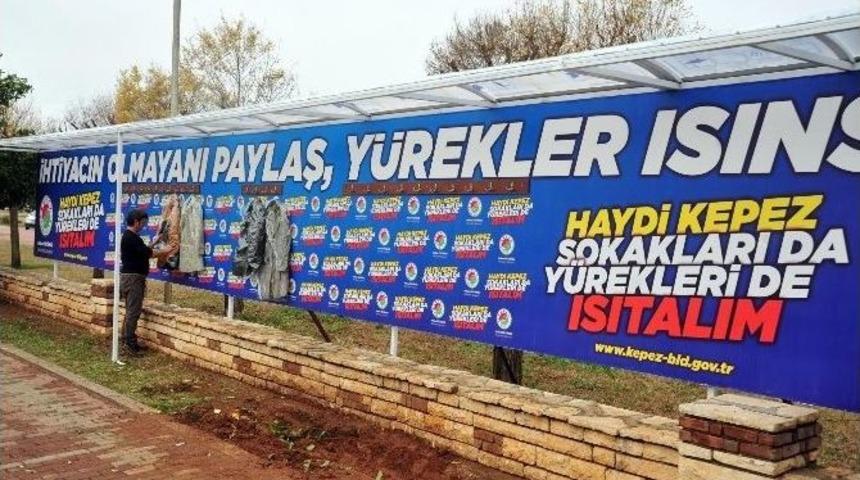 Kepez&rsquo;de Askıda Elbise Kampanyası