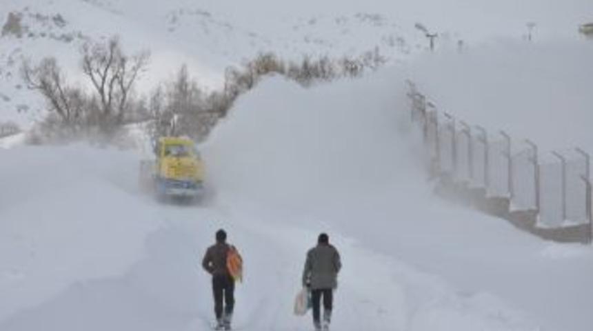 Hakkari&rsquo;de 8 K&ouml;y Ve 18 Mezra Yolu Kapalı