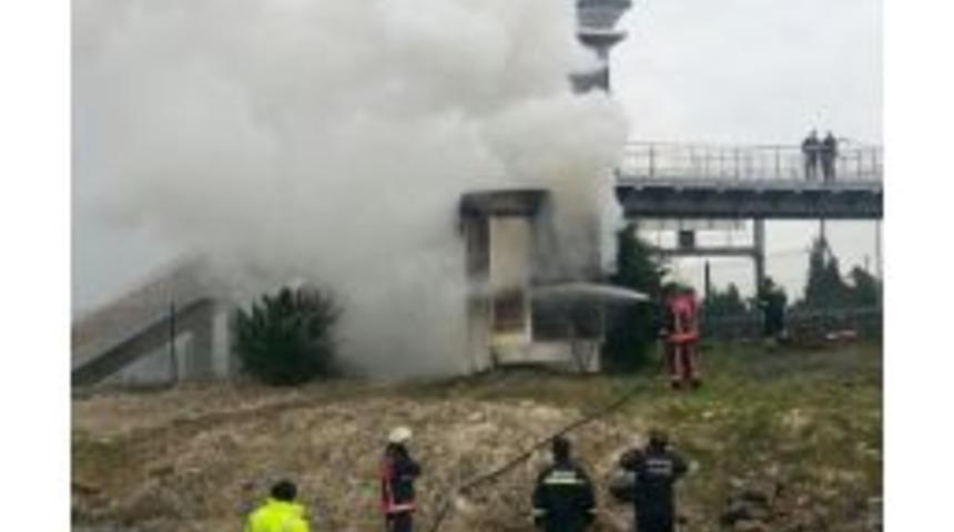 Metrob&uuml;s Durağı Yanında Trafo Patladı