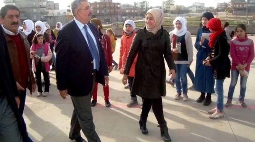 Milli Eğitim M&uuml;d&uuml;r&uuml; Cengiz G&uuml;ndeş&rsquo;ten M&uuml;lteci Okuluna Ziyaret