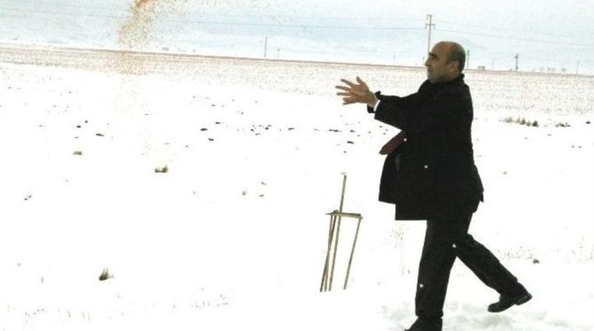 Başkan &Ouml;zdemir&rsquo;den Doğadaki Kuşlara Yem