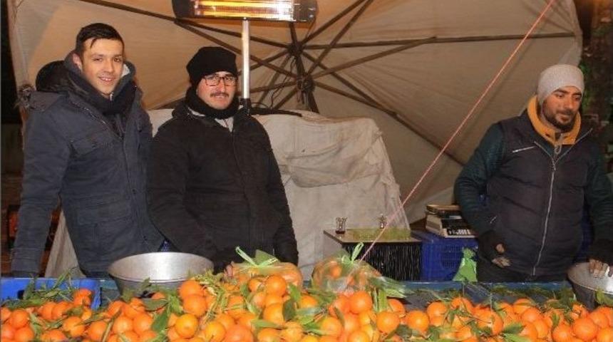 Pazarcılar Soğuktan Korunmak İ&ccedil;in Farklı Y&ouml;ntemler Buldu