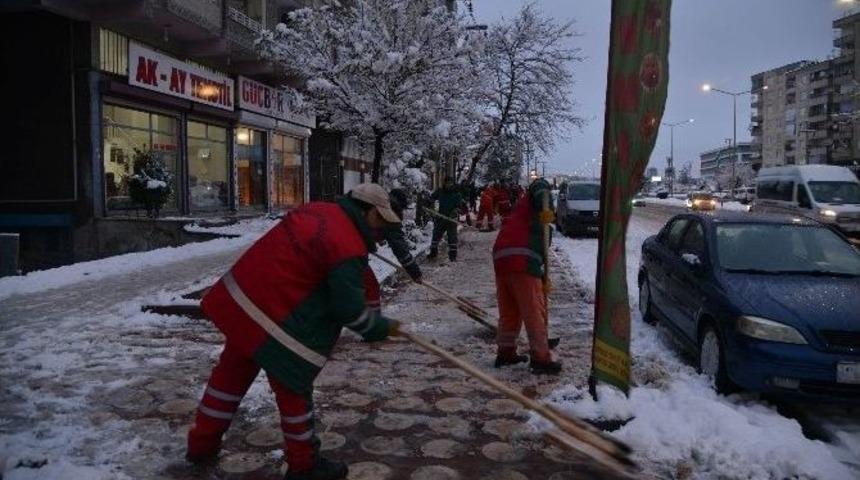 Diyarbakır B&uuml;y&uuml;kşehir Belediyesi, Kar Temizleme &Ccedil;alışmalarına Devam Ediyor