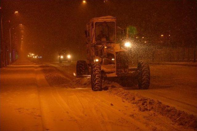 Diyarbakır Büyükşehir Belediyesi, Kar Temizleme Çalışmalarına Devam Ediyor