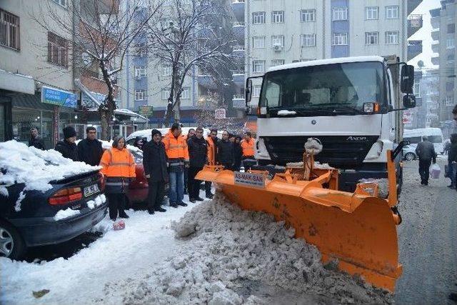 Diyarbakır Büyükşehir Belediyesi, Kar Temizleme Çalışmalarına Devam Ediyor