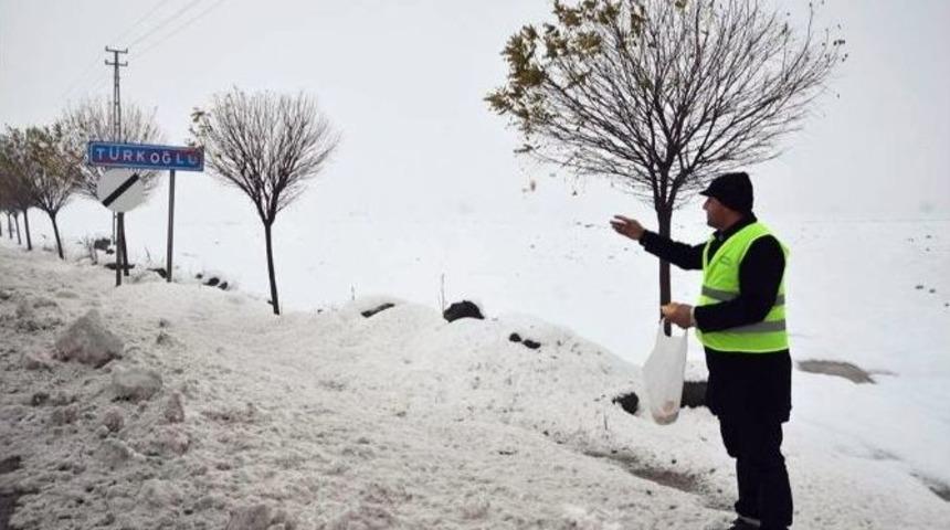 Belediye A&ccedil; Kalan Kuşlara Yem Bıraktı