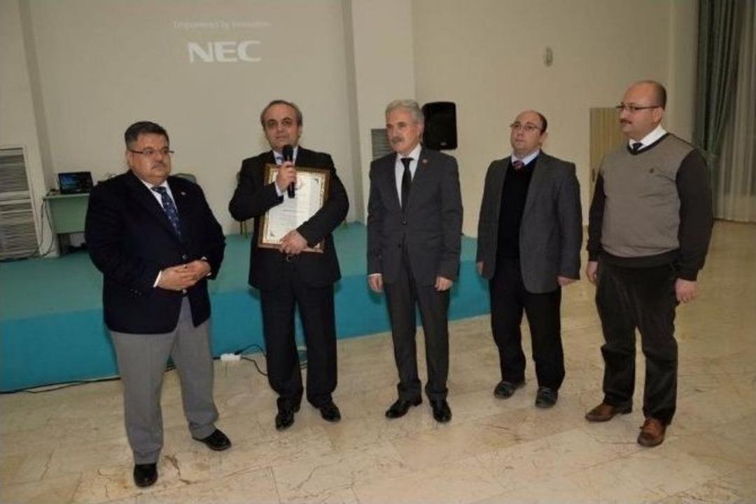 Rekt&ouml;r Prof. Dr. Azmi &Ouml;zcan&rsquo;a, &rsquo;&rsquo;fahri Hemşehrilik Beratı&rsquo;&rsquo;