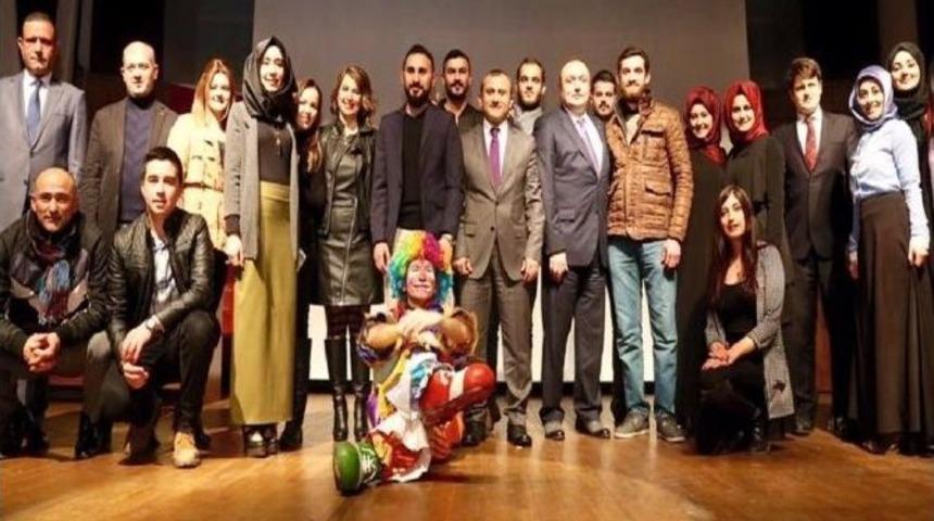 &Uuml;niversiteliler Sevgi Evlerinde Kalan &Ccedil;ocukları Sevindirdi