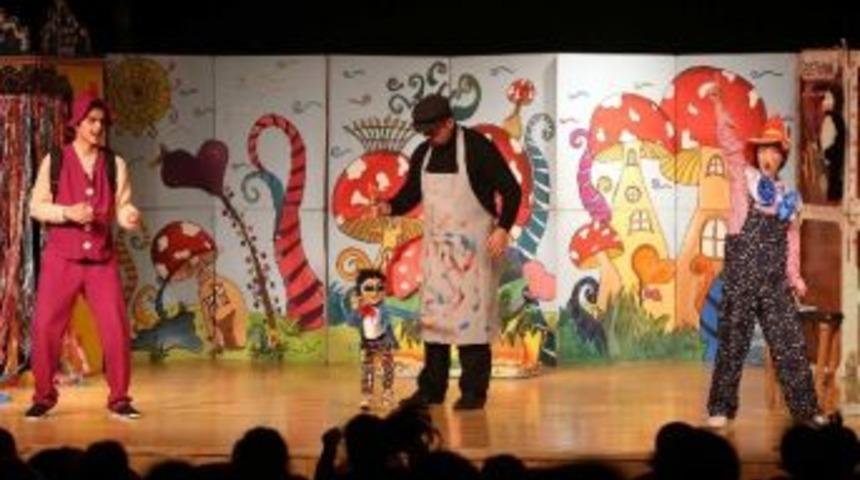 Minikler Tahta &Ccedil;ocuk Pinokyo İle Eğlendi