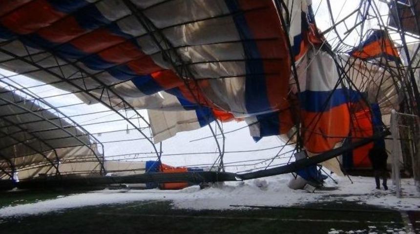 Erciş&rsquo;te Halı Sahanın &Ccedil;atısı &Ccedil;&ouml;kt&uuml;