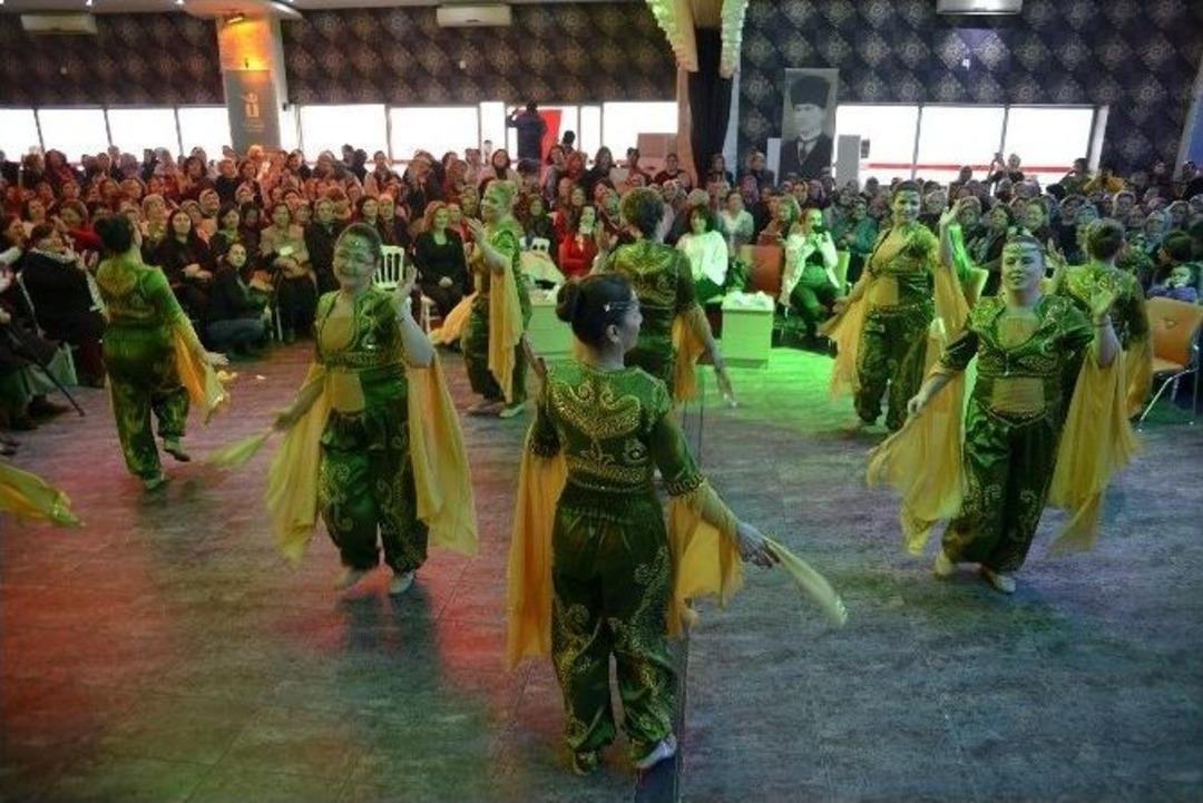 Miting Gibi Yeni Yıl Kutlaması