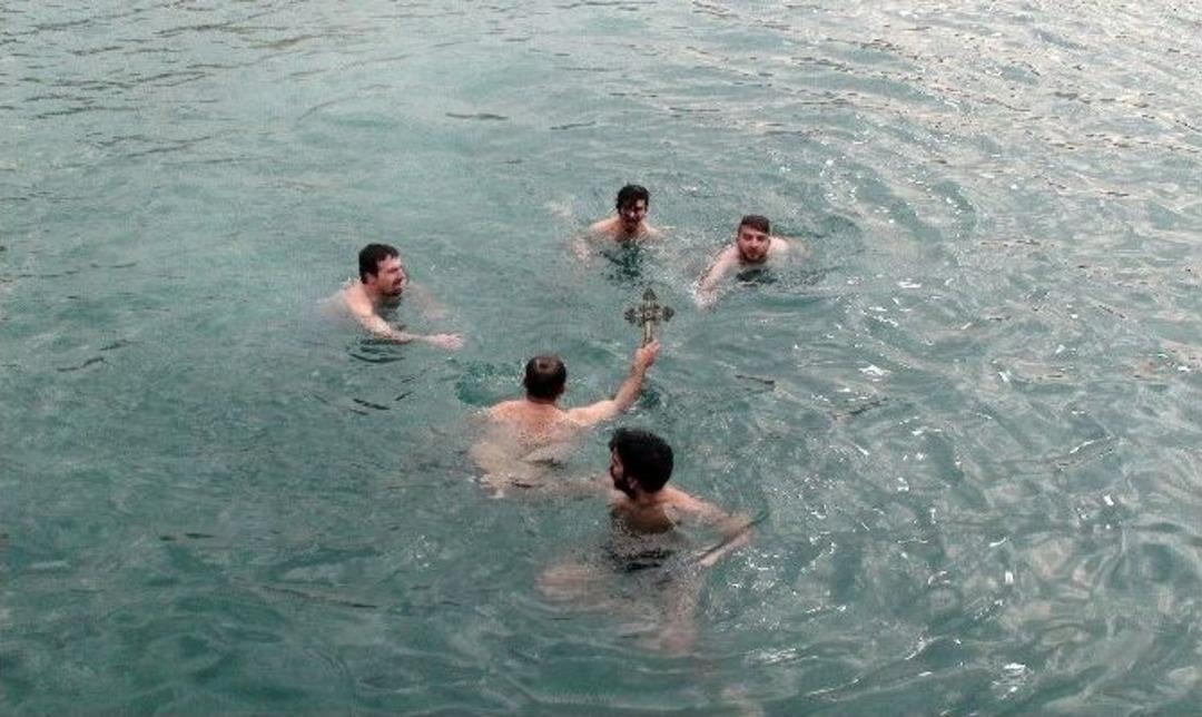 Yenik&ouml;y&lsquo;de Gen&ccedil;ler Buz Gibi Suda Ha&ccedil; &Ccedil;ıkartmak İ&ccedil;in Yarıştı