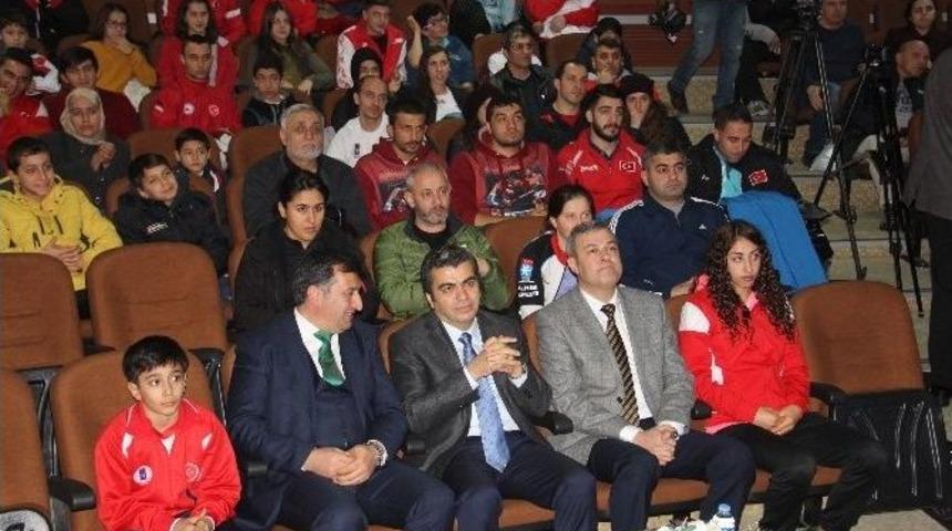 Ulusal Ve Uluslararası M&uuml;sabakalarda Dereceye Giren Sporcular &Ouml;d&uuml;llendirildi