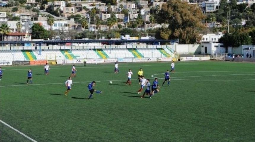 Liseli Gen&ccedil;ler Futbol Turnuvasında Ter D&ouml;k&uuml;yor