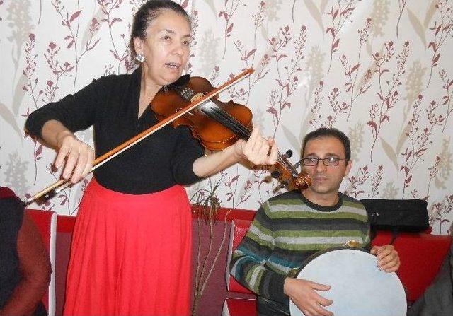 Eskişehirli Sanatçılardan Pide Salonunda ’’şiir Ve Musiki’’ Dinletisi