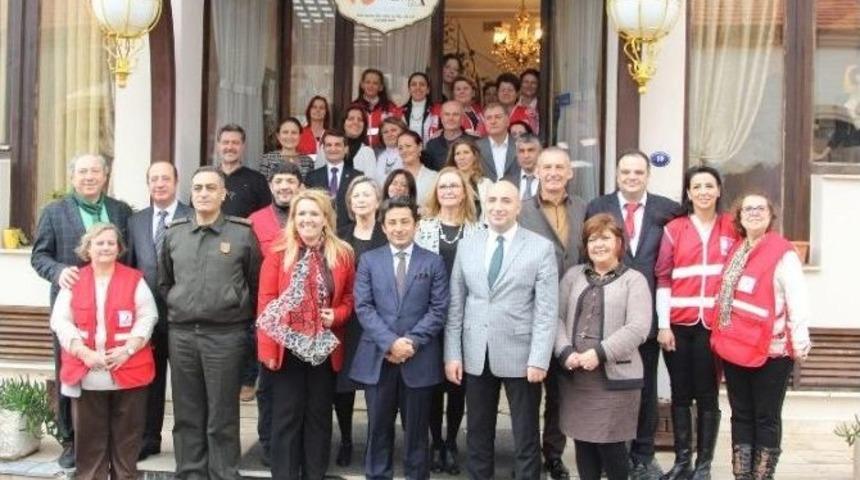 Kızılay Fo&ccedil;a Şubesi&rsquo;nden Suriyeli M&uuml;ltecilere Yardım Eli