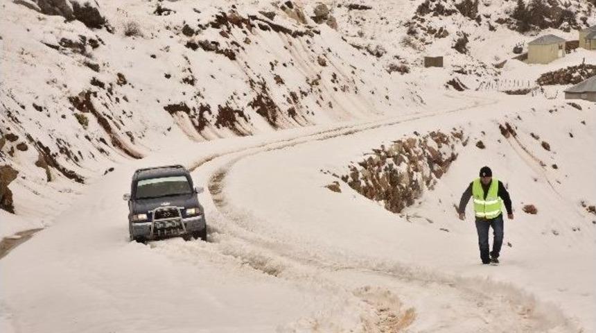 Alanya&rsquo;da Kar Ve Yağmurdan Bozulan Yollar A&ccedil;ıldı