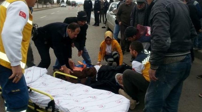 Otomobil Elektrikli Bisiklete &Ccedil;arptı: 1 Yaralı