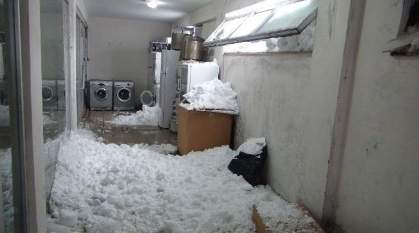 &Ccedil;atılardan D&uuml;şen Kar İş Yerlerine Zarar Verdi