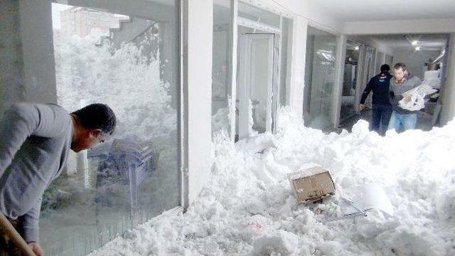 Çatılardan Düşen Kar İş Yerlerine Zarar Verdi