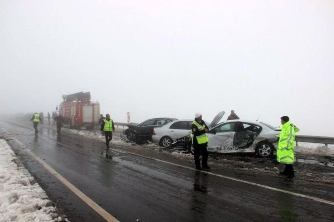 12 Aracın Karıştığı Zincirleme Kazada 8 Kişi Yaralandı
