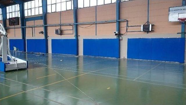 Kapalı Spor Salonu’nun Duvarları Artık Daha Güvenli