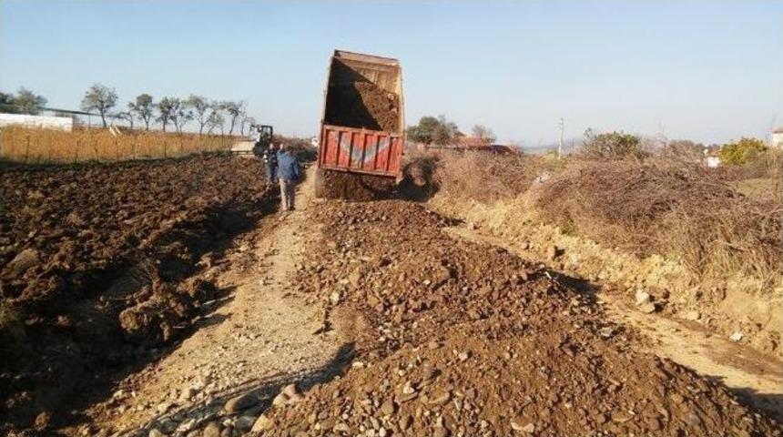 Burhaniye&rsquo;de B&ouml;rezli Ve Dutluca&rsquo;da Arazi Yolları D&uuml;zenleniyor