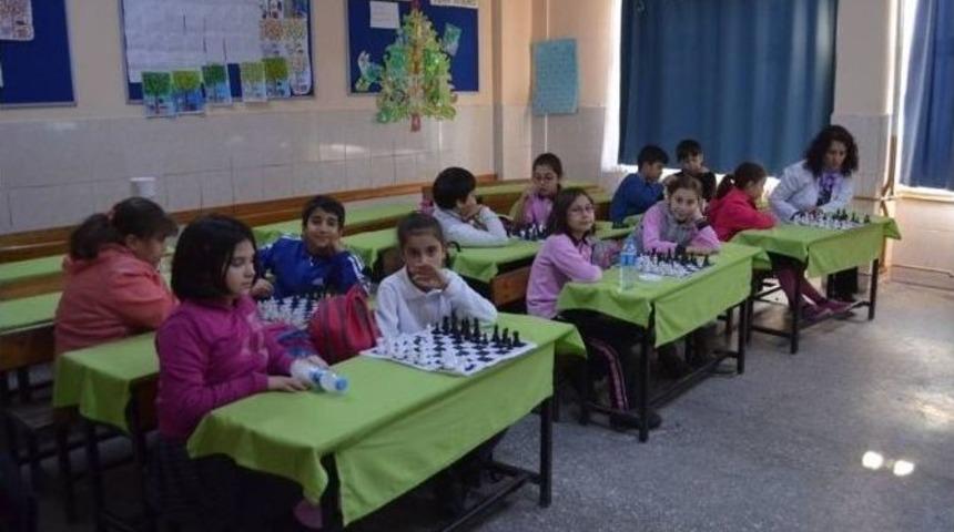 Burhaniye&rsquo;de &Ouml;ğrenciler Satrancı Sevdi