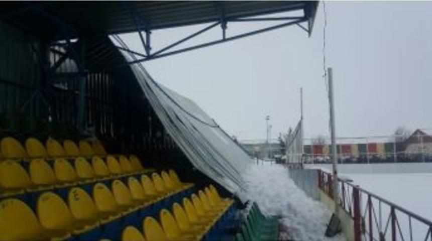 Karın Ağırlığı Taşıyamayan Trib&uuml;n&uuml;n &Ccedil;atısı &Ccedil;&ouml;kt&uuml;