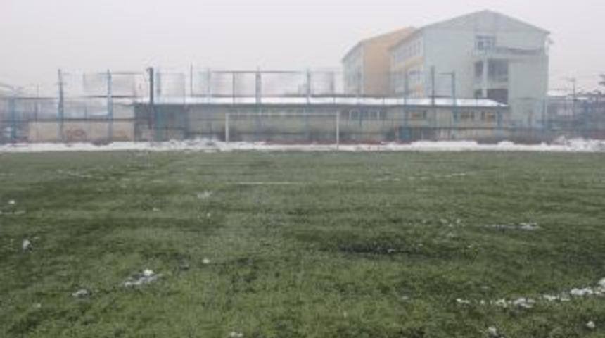 Nurettin Zafer Stadı Kardan Temizlendi