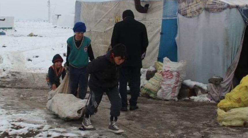 &Ccedil;adırda Yaşayan Suriyeli Ailelere Giyim Ve Yakacak Yardımı Yapıldı