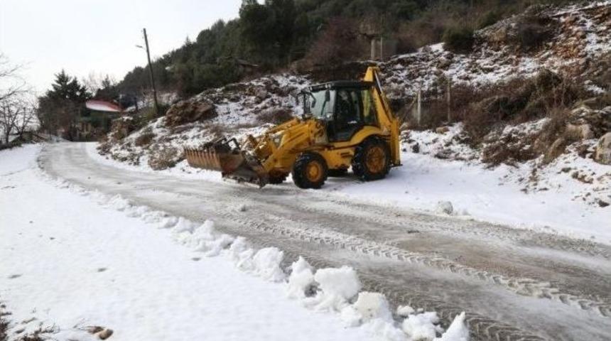 Mezitli Belediyesi Karla M&uuml;cadele &Ccedil;alışmalarına Başladı
