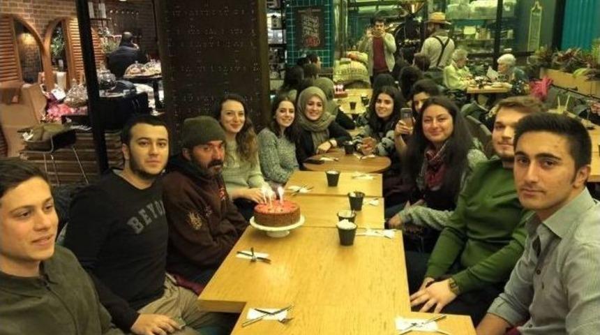 Sosyal Medyada Fenomen Olan Kağıt Toplayıcısına Doğum G&uuml;n&uuml; S&uuml;rprizi