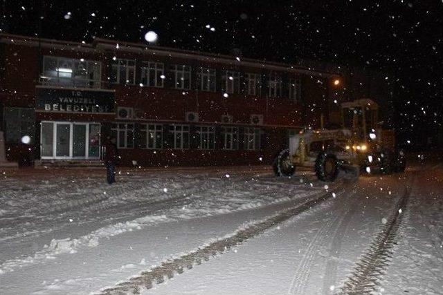 Yavuzeli’nde Kar Nedeniyle Kapanan Yollar Açıldı