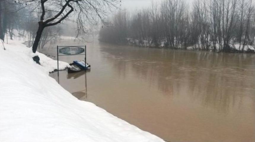 Eriyen Karlar Irmak Seviyesini Y&uuml;kseltti