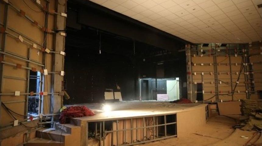 Şehir Tiyatrosu G&uuml;n Sayıyor