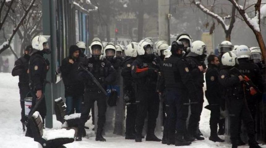 Diyarbakır&rsquo;da İzinsiz Y&uuml;r&uuml;y&uuml;şe Polis M&uuml;dahalesi
