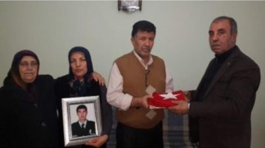 Şehit G&ouml;khan &Uuml;naldı&rsquo;nın Ailesine Şehit Aileleri Derneğinden Ziyaret
