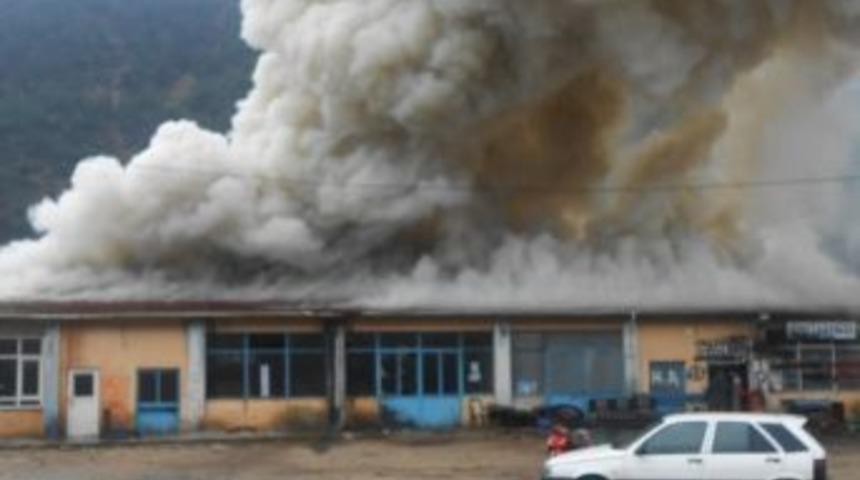 İki Katlı Deponun &Ccedil;atısı Yandı