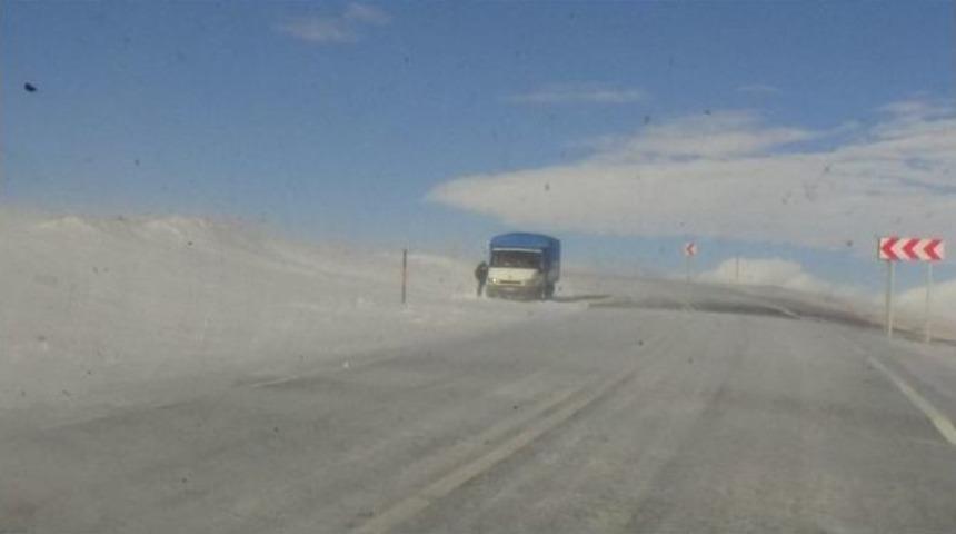 Kars-boğatepe-g&ouml;le Karayolu&rsquo;nda Tipi Etkili Oluyor